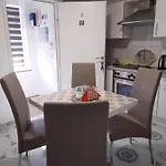 Donella אומאג